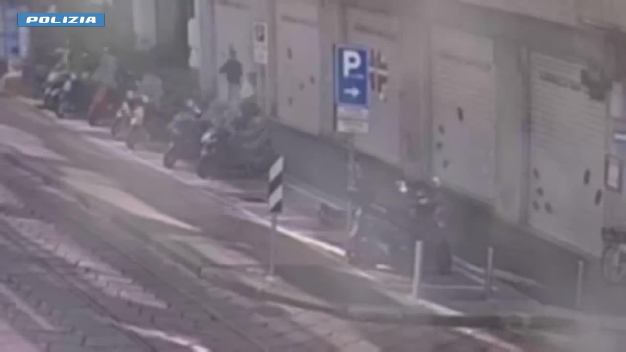 Algerino strappa le collane ad un'anziana e scappa: il video della rapina
