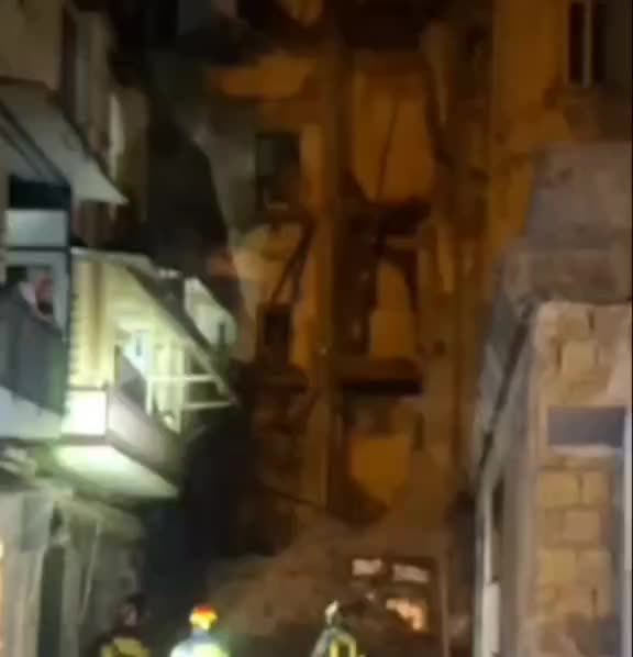 Crolla palazzo disabitato, si cerca tra macerie