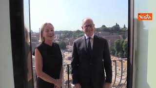 Sharon Stone e Gualtieri in Campidoglio affacciati dal balcone con vista Fori Imperiali