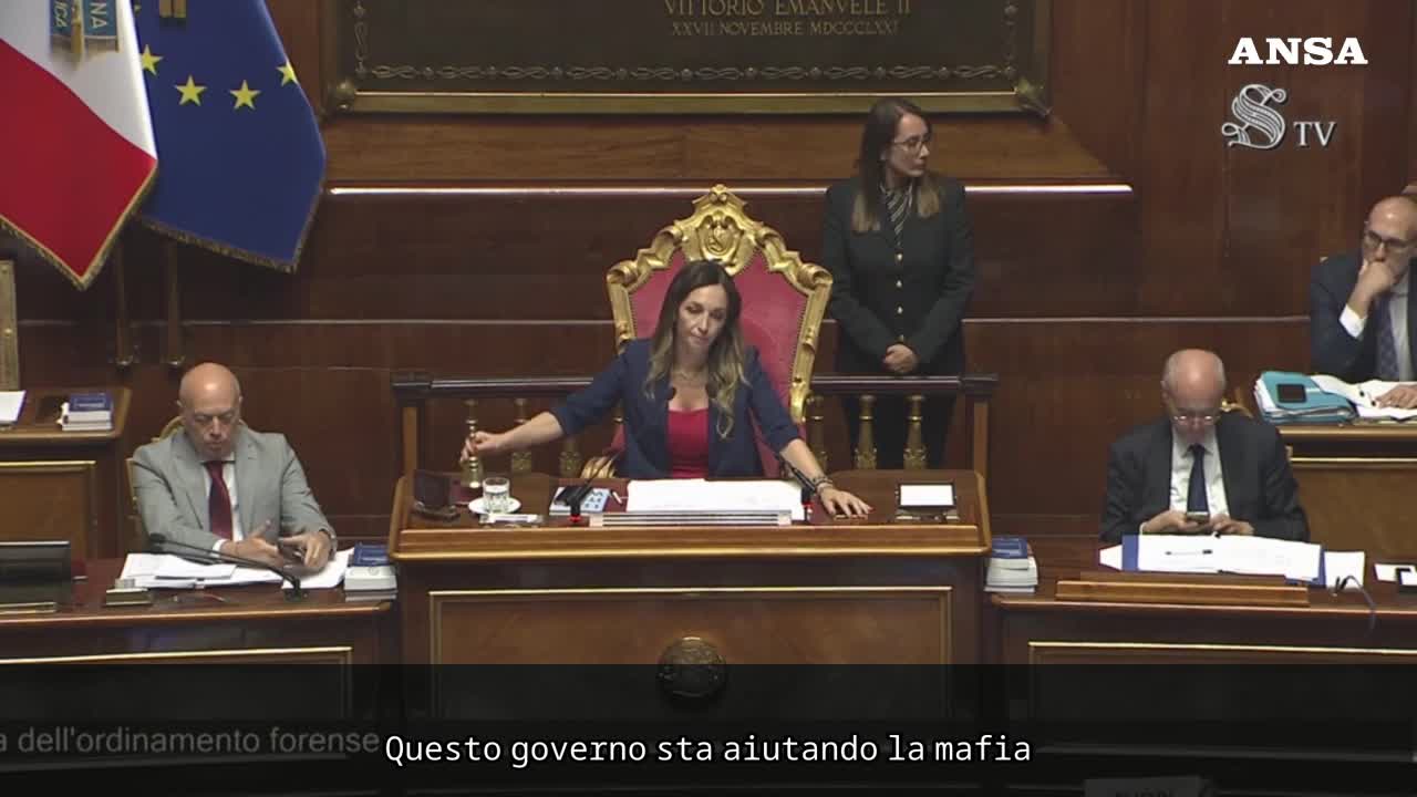 M5s occupano banchi per caso Delmastro, cartelli: “Fuori le chat”