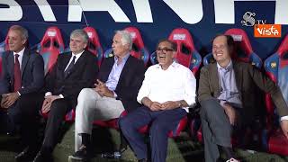 Partita del Cuore, scambio di palleggi tra l'allenatore La Russa e i "suoi" giocatori