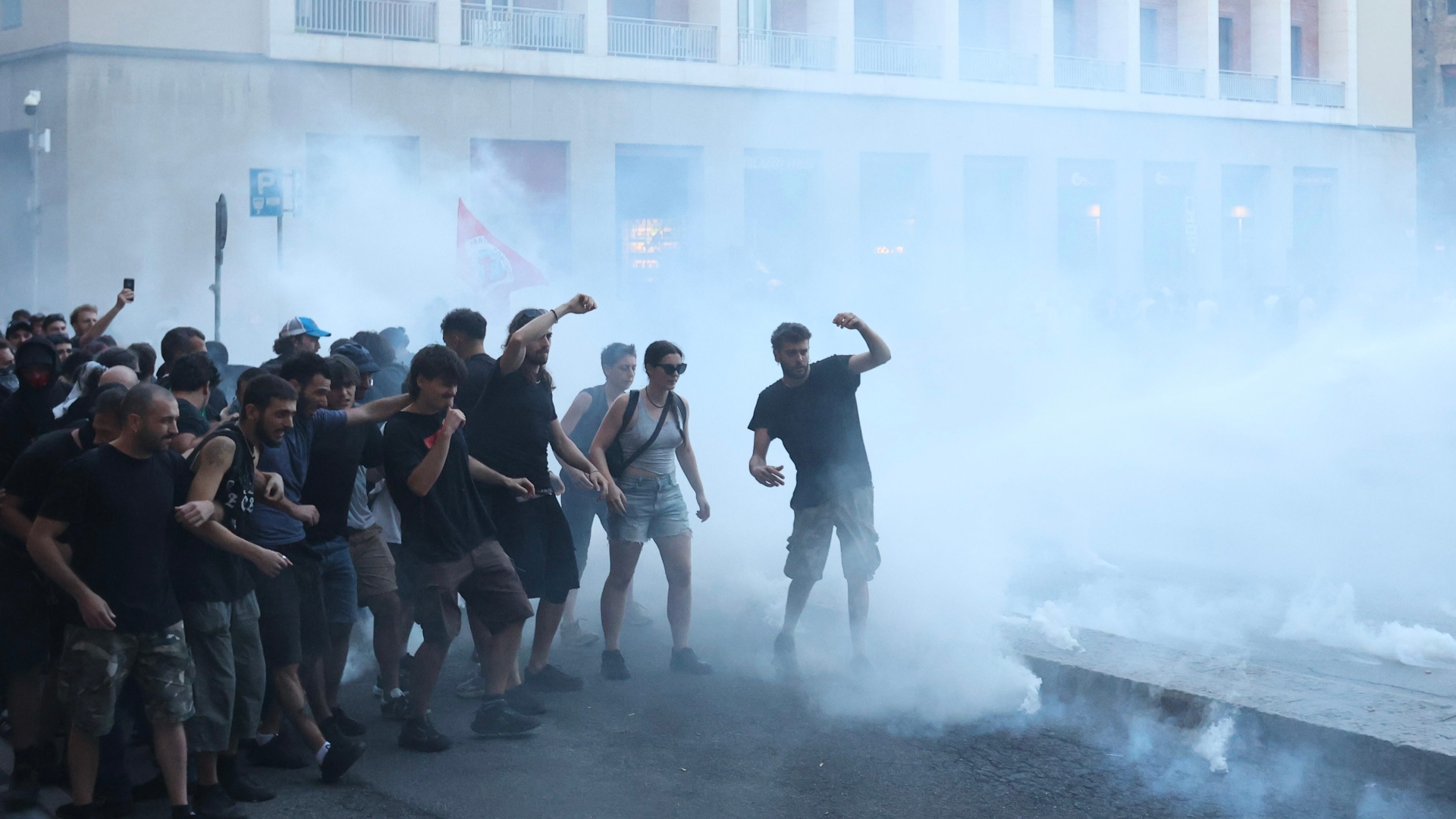 Sempre dalla stessa parte: contro la polizia