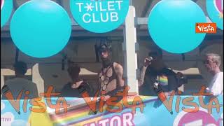 Bandiere arcobaleno, travestimenti colorati e tanti ventagli al corteo del Milano Pride