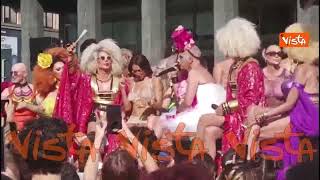 Elodie sul carro del Milano Pride per lei un look sexy con reggiseno di strass e occhiali da sole