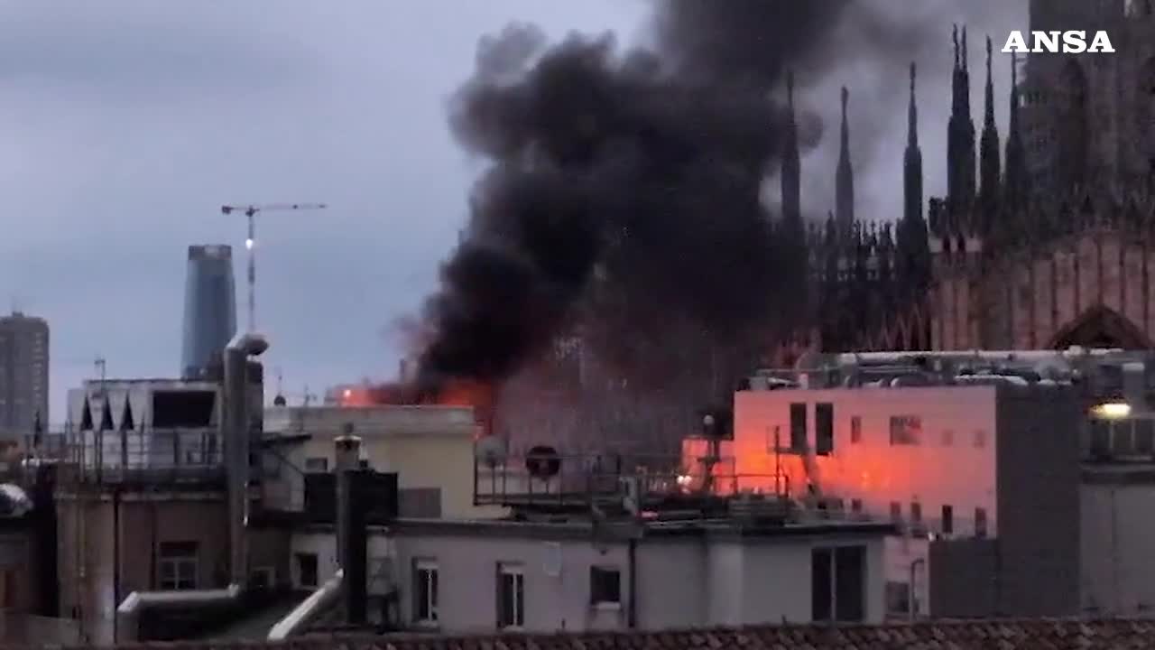 Incendio in un palazzo vicino alla Rinascente a Milano: vigili sul posto
