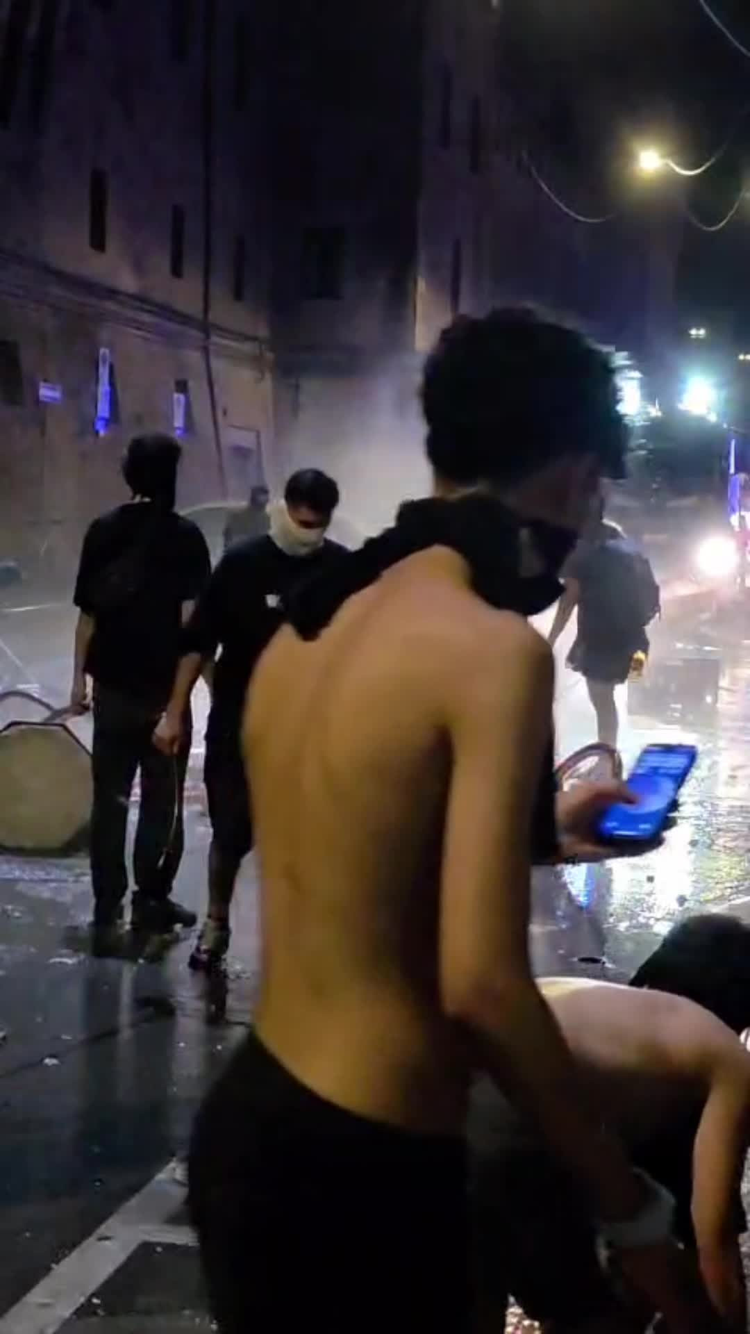 Caos per le strade e auto bruciate. Bologna a ferro e fuoco