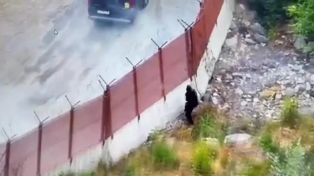 Incappucciati tra gli alberi, così i No tav hanno teso l'agguato alla polizia