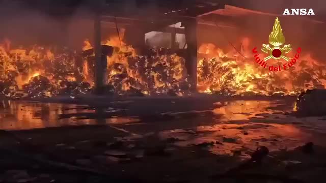 Rogo in un'azienda di trattamento rifiuti nel Milanese - VIDEO