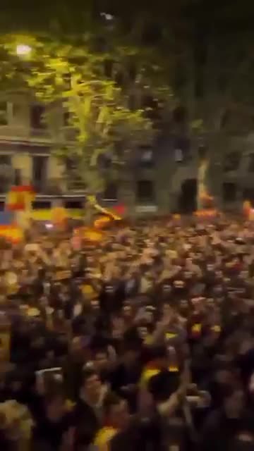 Gli spagnoli insultano Sanchez