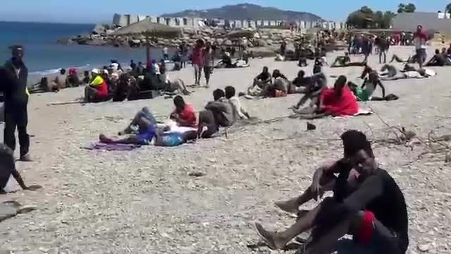 I cittadini si autodifendono, in giro migliaia di migranti: il reportage da Ceuta di Biloslavo