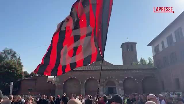 Davanti alla basilica di Sant'Ambrogio la bandiera con numero 6: "Leggenda immortale"