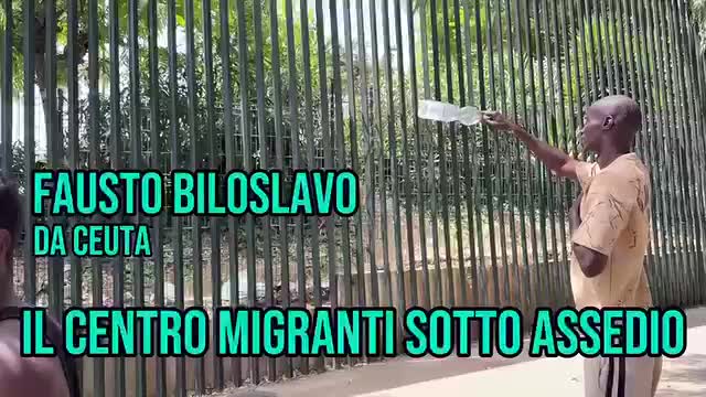 Il centro di accoglienza è al collasso e sprangato: fuori l’assedio dei migranti - Il reportage