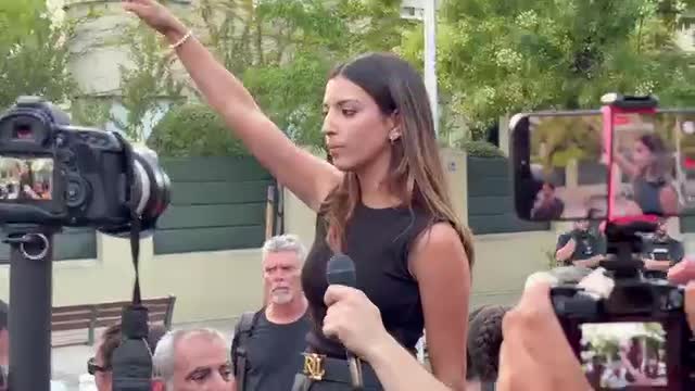 Il saluto nazista di Isabel Peralta a Madrid: bufera per il gesto davanti all'ambasciata marocchina